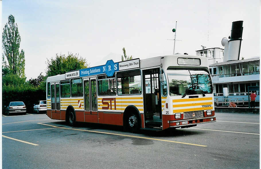 (043'319) - STI Thun - Nr. 25/BE 419'026 - Volvo/R&J (ex SAT Thun Nr. 25) am 25. September 2000 bei der Schiffl�ndte Thun