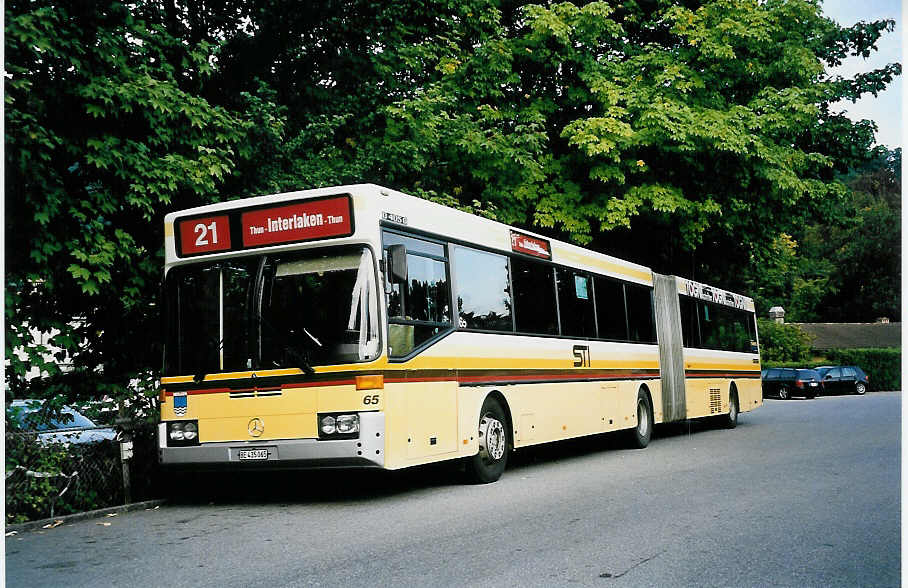 (043'320) - STI Thun - Nr. 65/BE 435'065 - Mercedes am 25. September 2000 bei der Schiffl�ndte Thun