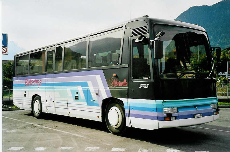 (043'422) - Ballestraz, Gr�ne - VS 141'494 - Renault am 8. Oktober 2000 beim Bahnhof Interlaken West