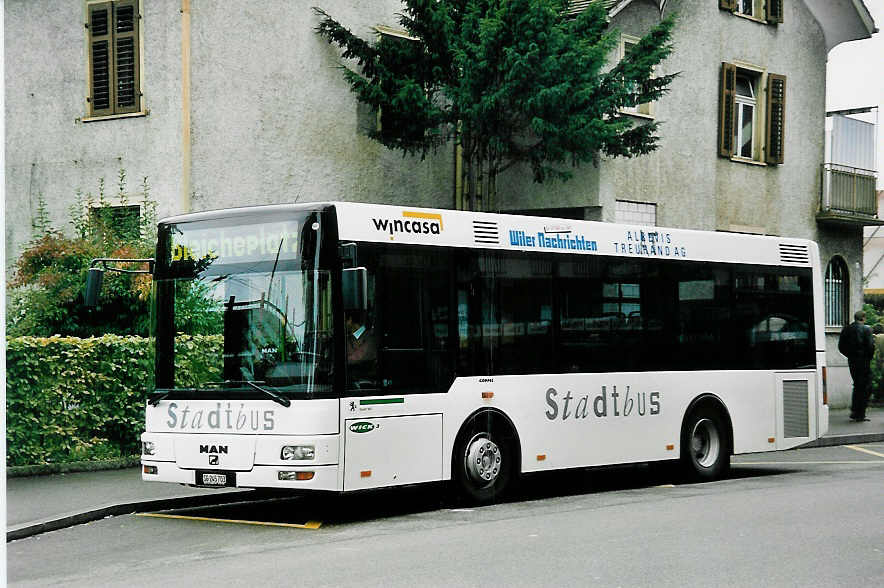 (043'524) - Wick, Wil - Nr. 3/SG 245'703 - MAN/G�ppel am 17. Oktober 2000 beim Bahnhof Wil