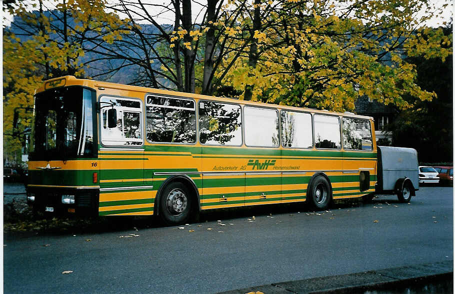 (043'637) - STI Thun - Nr. 16/BE 151'197 - Neoplan/Lauber (ex AvH Heimenschwand Nr. 6) am 28. Oktober 2000 bei der Schiffl�ndte Thun