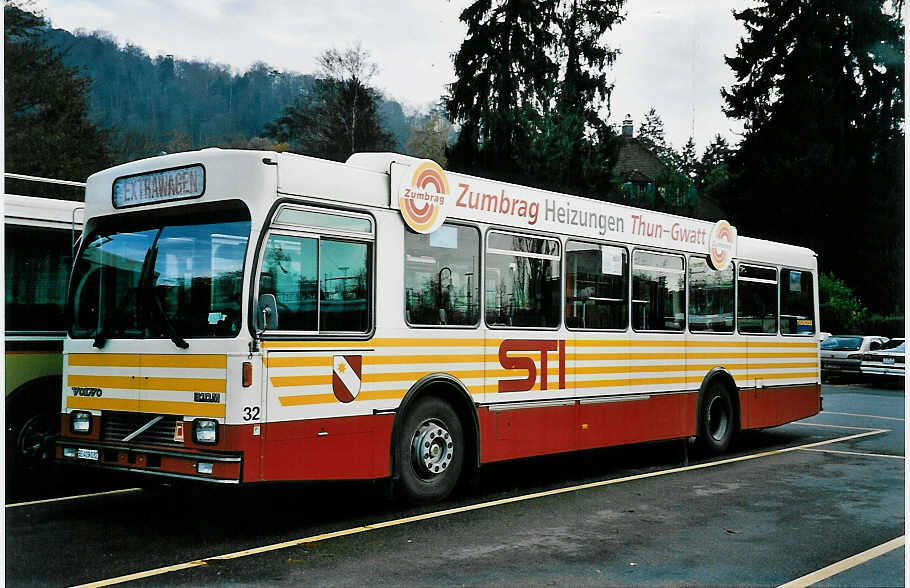 (043'835) - STI Thun - Nr. 32/BE 419'032 - Volvo/R&J (ex SAT Thun Nr. 32) am 25. November 2000 bei der Schiffk�ndte Thun
