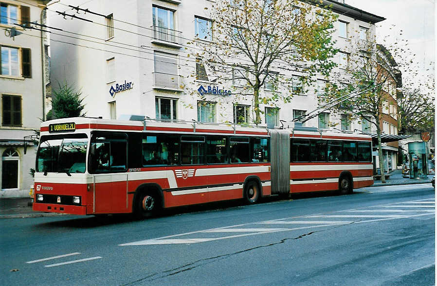 (044'002) - VB Biel - Nr. 67 - Volvo/R&J Gelenktrolleybus am 2. Dezember 2000 in Biel, M�hlebr�cke
