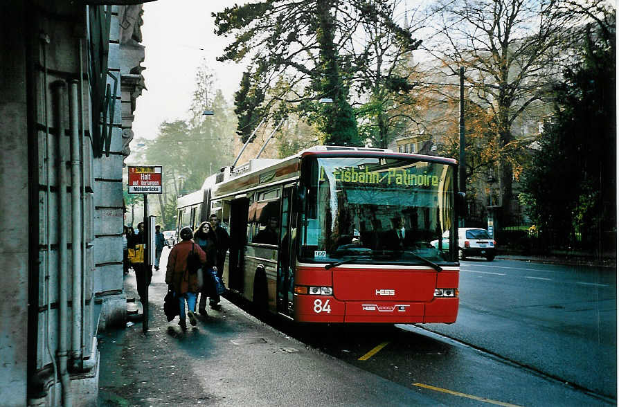 (044'003) - VB Biel - Nr. 84 - NAW/Hess Gelenktrolleybus am 2. Dezember 2000 in Biel, M�hlebr�cke
