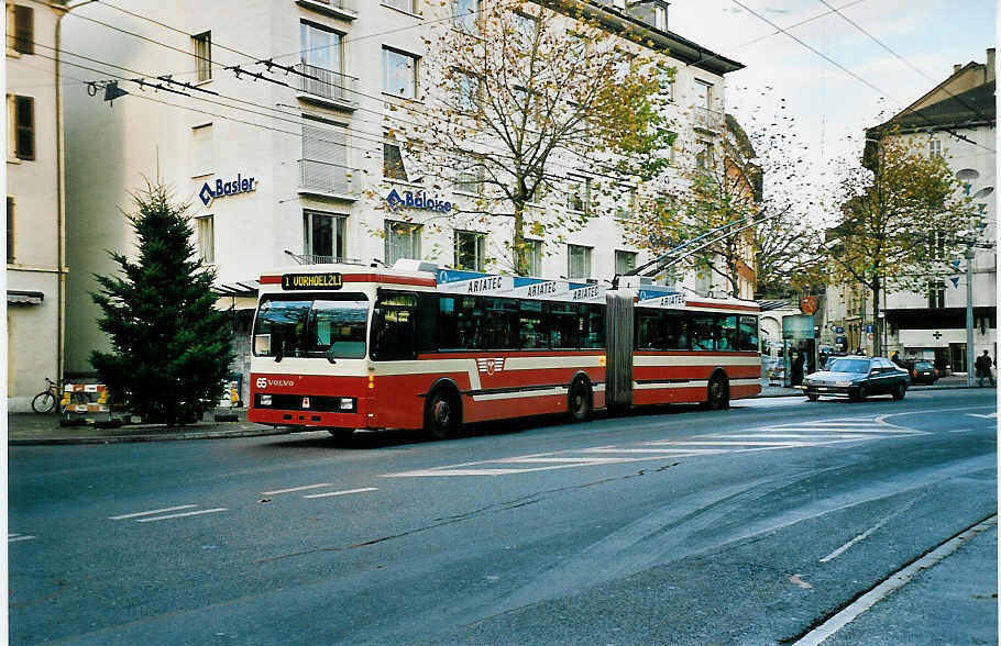 (044'007) - VB Biel - Nr. 65 - Volvo/R&J Gelenktrolleybus am 2. Dezember 2000 in Biel, M�hlebr�cke