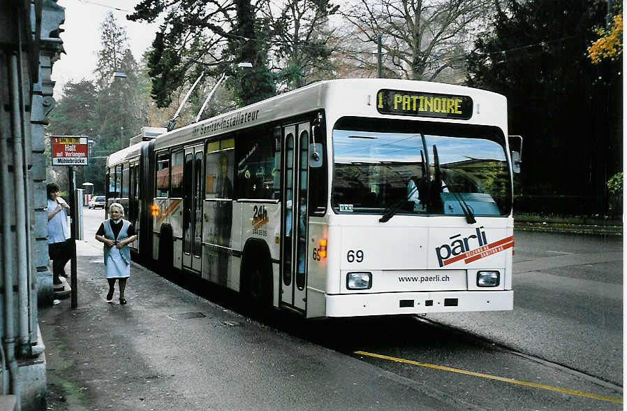(044'008) - VB Biel - Nr. 69 - Volvo/R&J Gelenktrolleybus am 2. Dezember 2000 in Biel, M�hlebr�cke