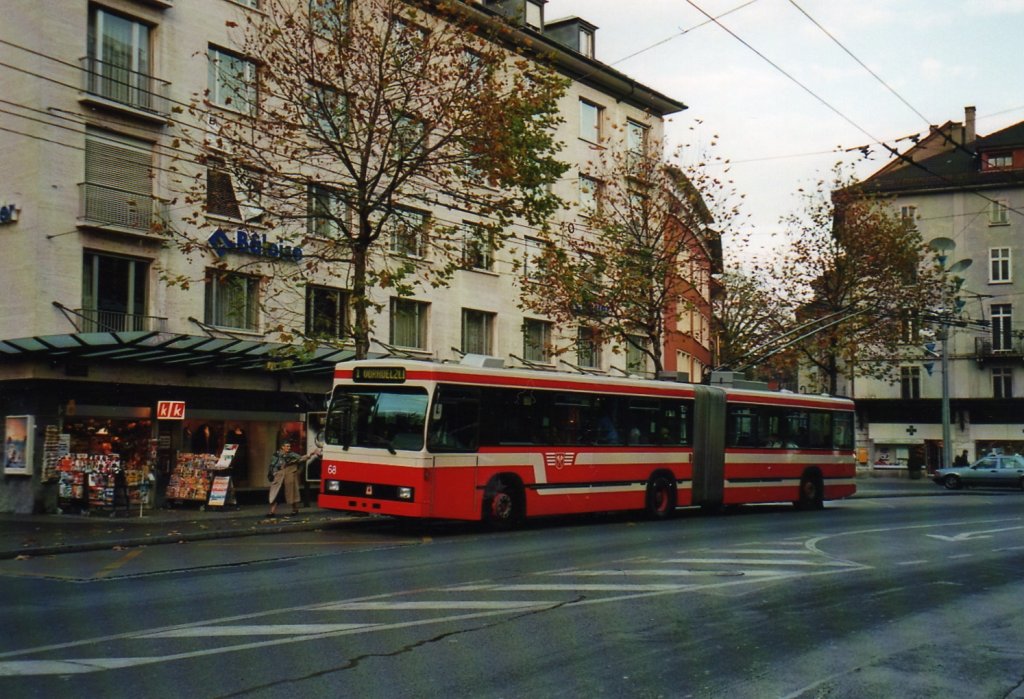 (044'010) - VB Biel - Nr. 68 - Volvo/R&J Gelenktrolleybus am 2. Dezember 2000 in Biel, M�hlebr�cke