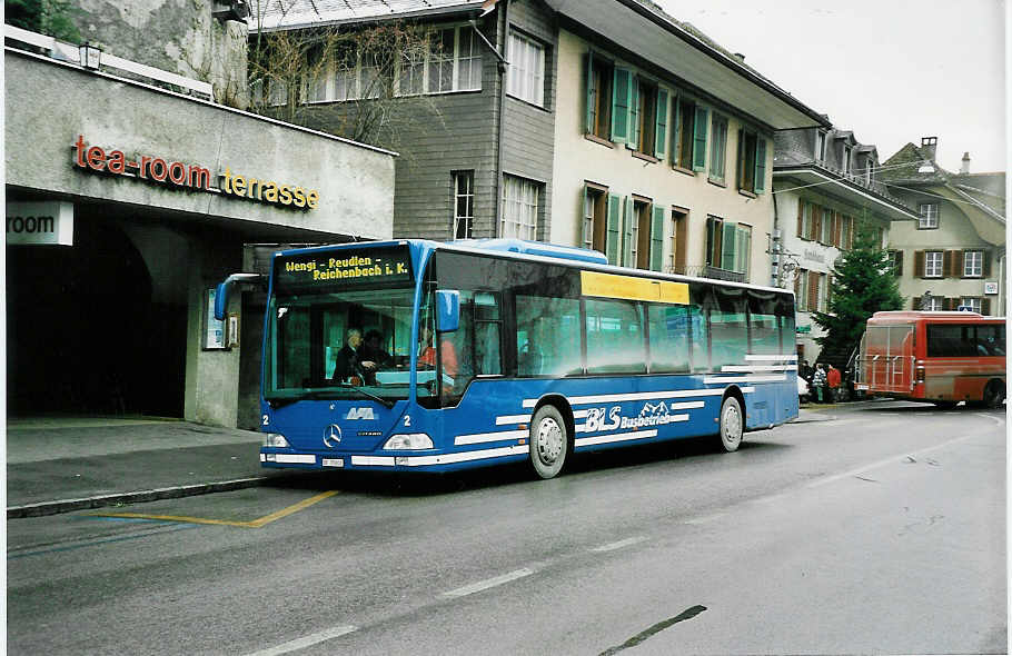 (044'127) - AFA Adelboden - Nr. 2/BE 25'802 - Mercedes am 26. Dezember 2000 in Frutigen, Verkehrsb�ro