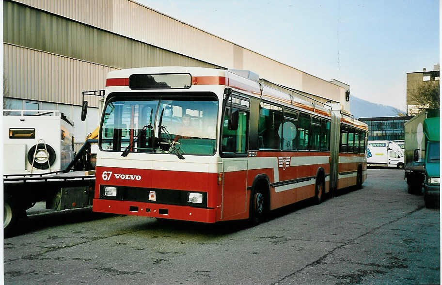 (044'215) - VB Biel - Nr. 67 - Volvo/R&J Gelenktrolleybus am 27. Dezember 2000 in Biel, Z�richstrasse