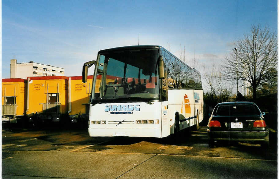 (044'303) - Sunrise, Niederwangen - BE 562'385 - Volvo am 28. Dezember 2000 in Bern, Automobilwerkst�tte
