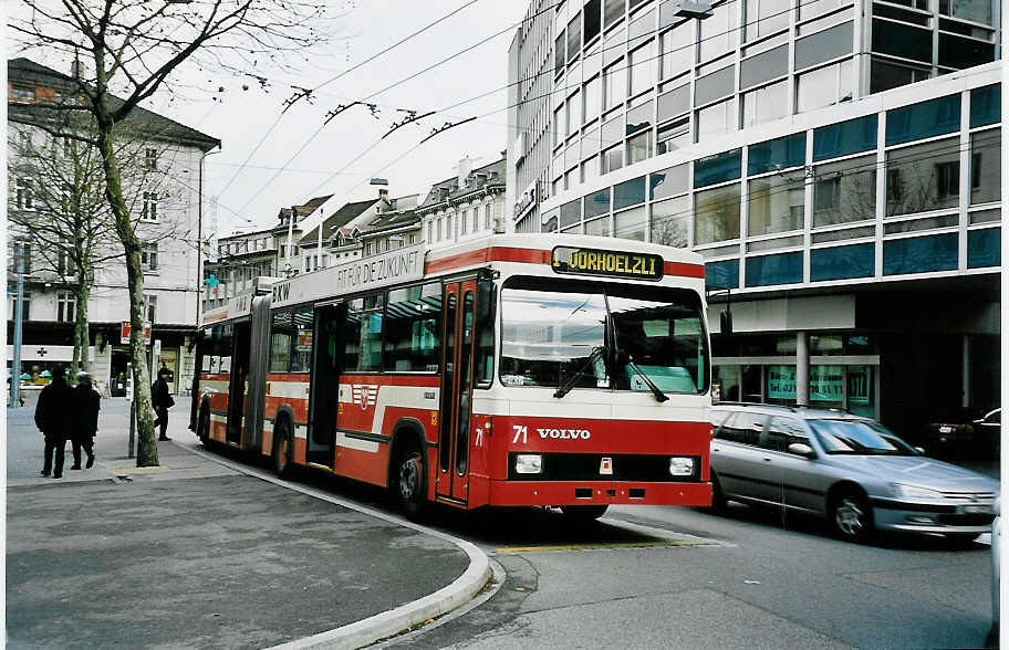 (044'617) - VB Biel - Nr. 71 - Volvo/R&J Gelenktrolleybus am 27. Januar 2001 in Biel, M�hlebr�cke