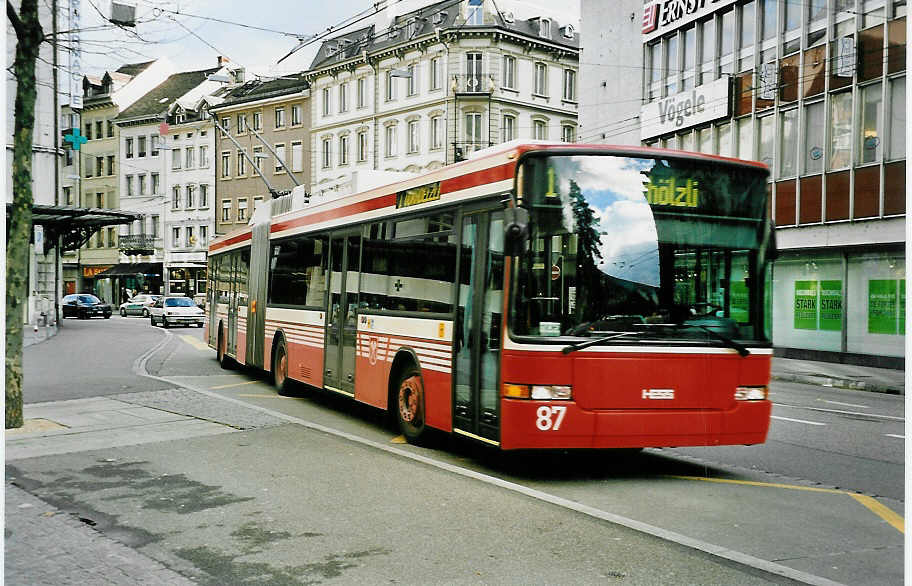 (044'624) - VB Biel - Nr. 87 - NAW/Hess Gelenktrolleybus am 27. Januar 2001 in Biel, M�hlebr�cke