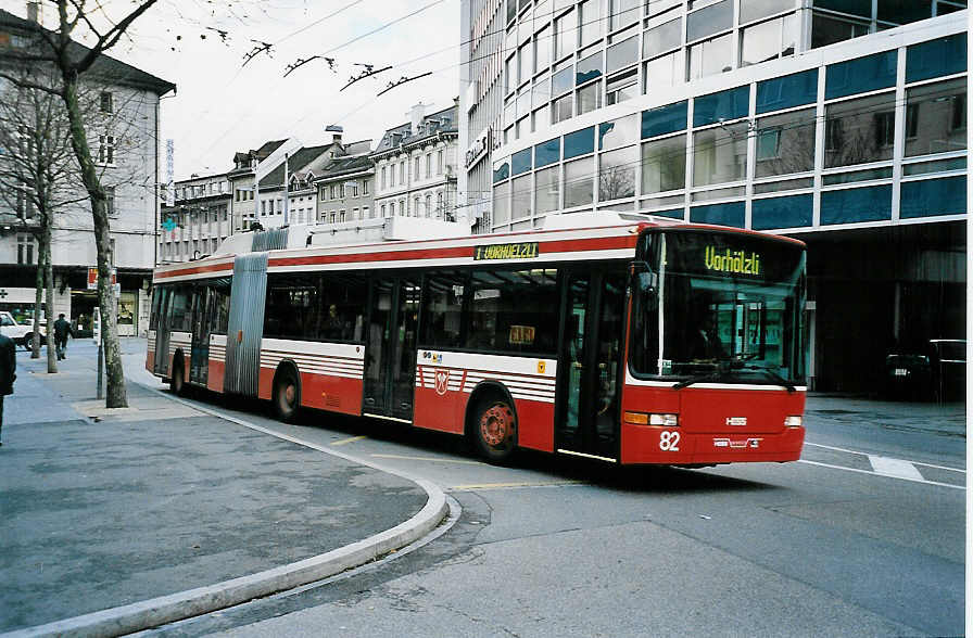 (044'627) - VB Biel - Nr. 82 - NAW/Hess Gelenktrolleybus am 27. Januar 2001 in Biel, M�hlebr�cke