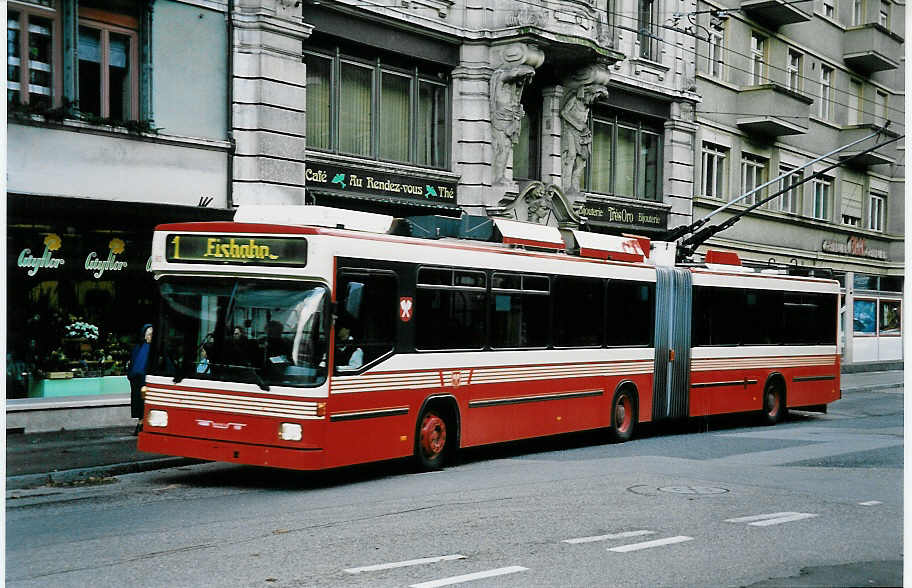 (044'628) - VB Biel - Nr. 80 - NAW/Hess Gelenktrolleybus am 27. Januar 2001 in Biel, M�hlebr�cke