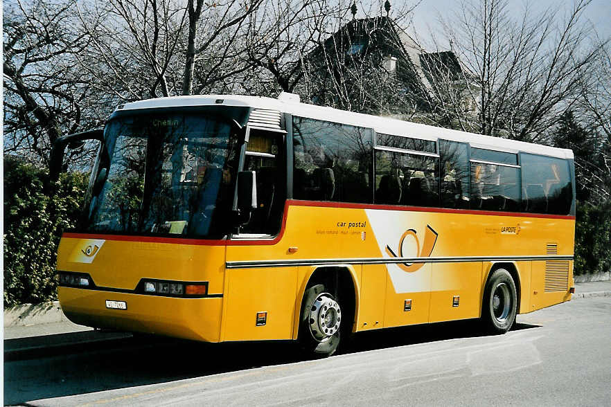 (044'916) - Perrodin-M�tral, Le Ch�ble - VS 7266 - Neoplan am 20. Februar 2001 beim Bahnhof Martigny