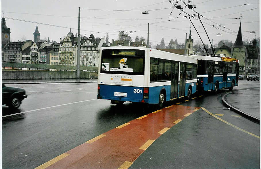 (045'105) - VBL Luzern - Nr. 301 - Lanz+Marti/Hess Personenanh�nger am 22. Februar 2001 beim Bahnhof Luzern