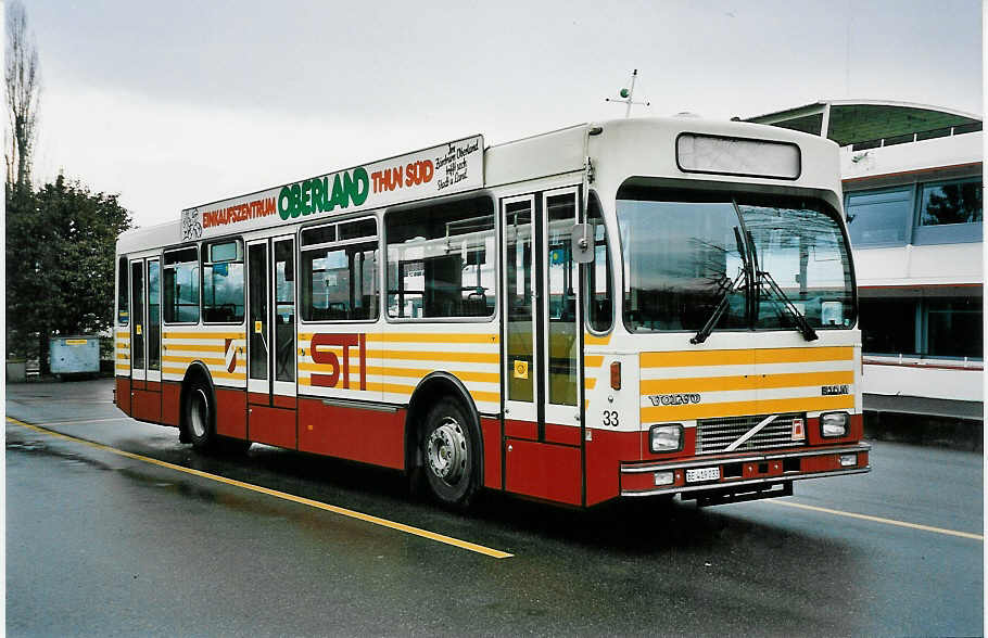 (045'209) - STI Thun - Nr. 33/BE 419'033 - Volvo/R&J (ex SAT Thun Nr. 33) am 8. M�rz 2001 bei der Schiffl�ndte Thun