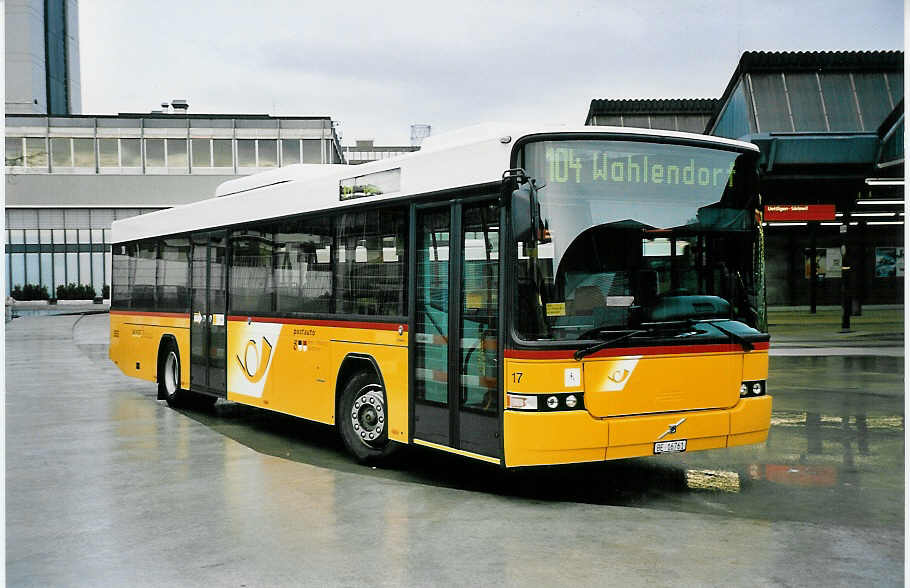 (045'219) - Steiner, Ortschwaben - Nr. 17/BE 16'761 - Volvo/Hess am 11. M�rz 2001 in Bern, Postautostation