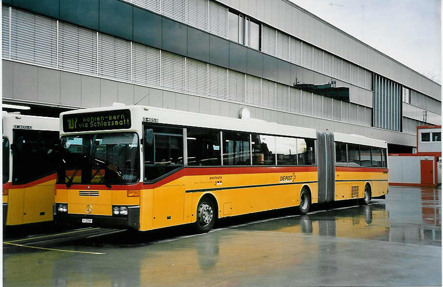 (045'221) - PTT-Regie - P 27'709 - Mercedes am 11. M�rz 2001 in Bern, Postautostation