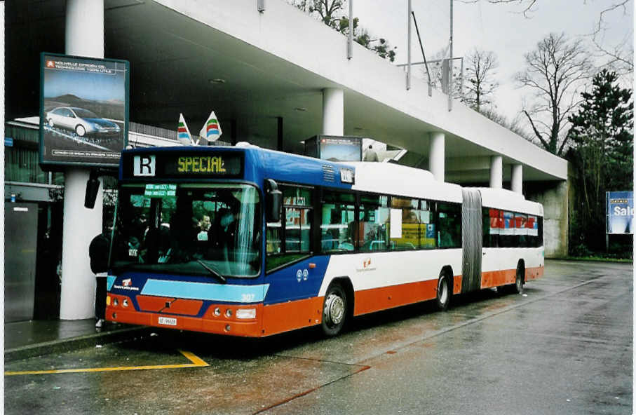 (045'306) - TPG Gen�ve - Nr. 307/GE 96'628 - Volvo am 11. M�rz 2001 in Gen�ve, Palexpo