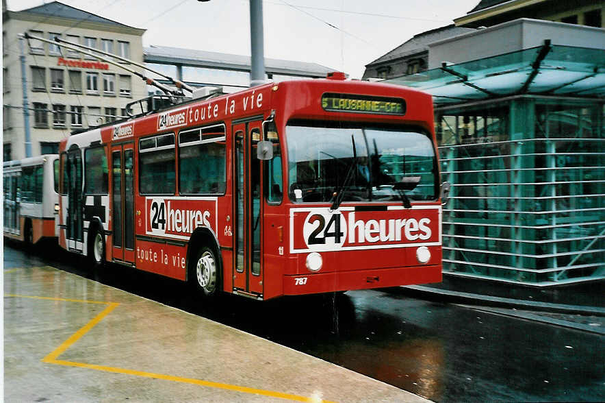 (045'314) - TL Lausanne - Nr. 787 - NAW/Lauber Trolleybus am 11. M�rz 2001 beim Bahnhof Lausanne