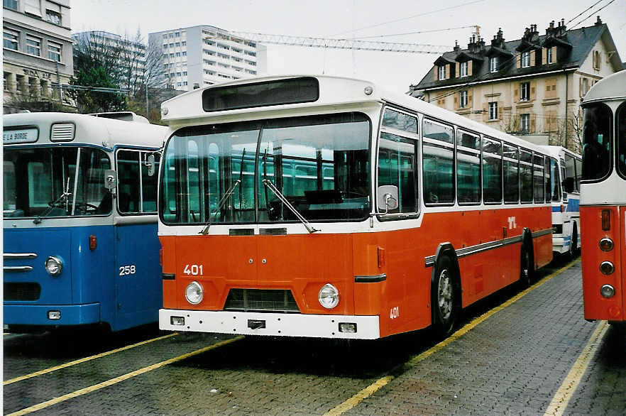 (045'317) - TL Lausanne - Nr. 401 - FBW/Hess am 11. M�rz 2001 in Lausanne, D�p�t Borde