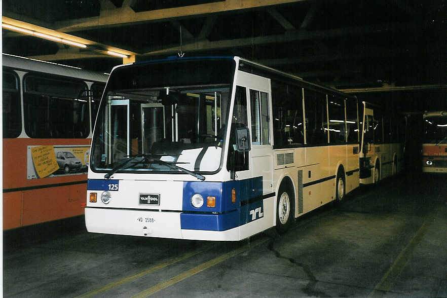 (045'319) - TL Lausanne - Nr. 125/VD 1588 - Van Hool am 11. M�rz 2001 in Lausanne, D�p�t Borde