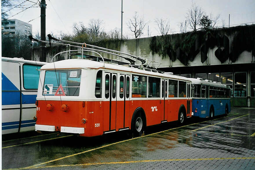 (045'337) - TL Lausanne - Nr. 591 - FBW/FFA Trolleybus (ex TPG Gen�ve Nr. 852; ex VBZ Z�rich Nr. 91) am 11. M�rz 2001 in Lausanne, D�p�t Borde