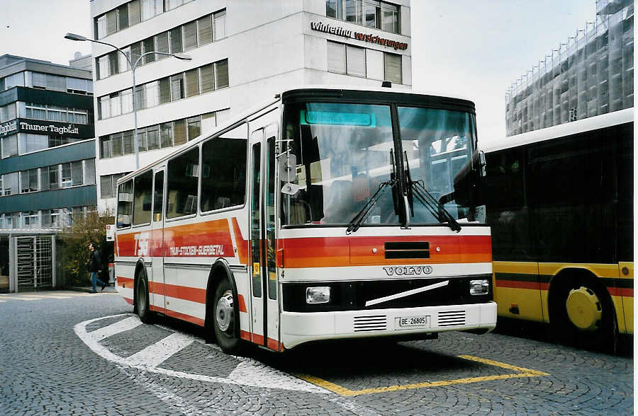 (045'415) - STI Thun - Nr. 4/BE 26'805 - Volvo/Lauber (ex TSG Blumenstein Nr. 5) am 19. M�rz 2001 beim Bahnhof Thun