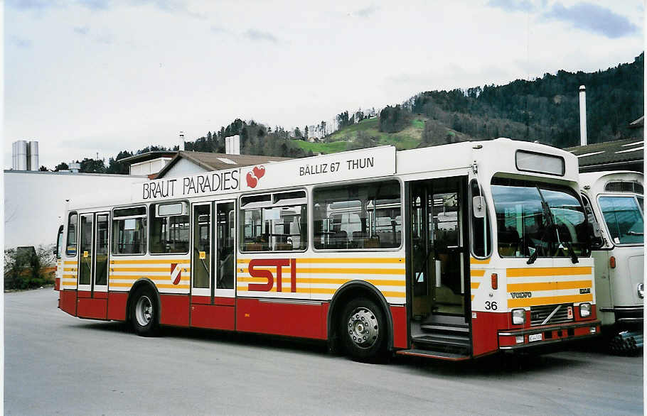 (045'417) - STI Thun - Nr. 36/BE 443'836 - Volvo/R&J (ex SAT Thun Nr. 36) am 19. M�rz 2001 in Thun, Garage