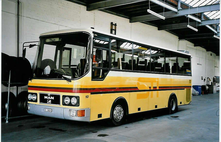 (045'601) - STI Thun - Nr. 10/BE 26'636 - MAN/G�ppel (ex TSG Blumenstein Nr. 10) am 2. April 2001 in Thun, Garage