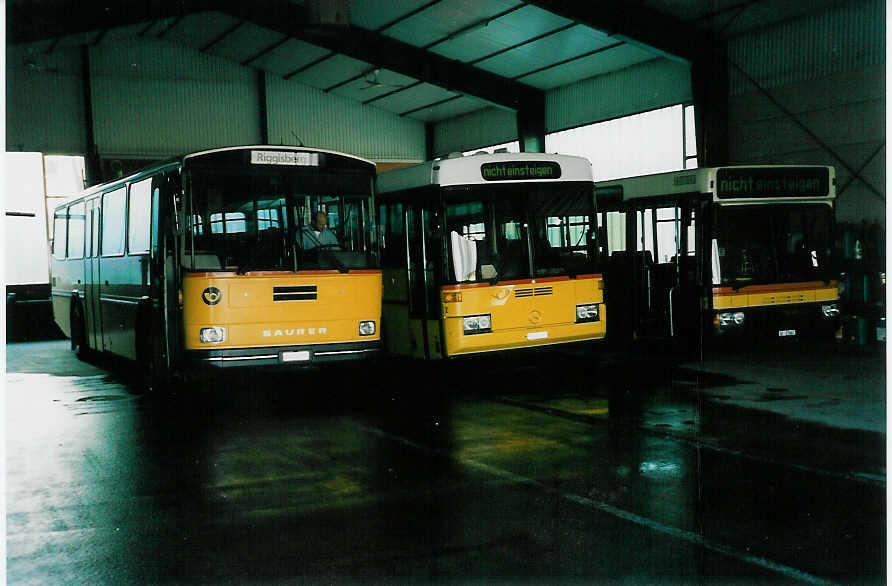 (045'608) - Engeloch, Riggisberg - Nr. 5/BE 447'406 - Saurer/T�scher (ex P 25'668) + Nr. 2/BE 447'210 - Mercedes/R&J (ex P 25'305) + Nr. 7/BE 27'667 - Neoplan (ex Nr. 8; ex P 29'992) Neoplan am 2. April 2001 in Riggisberg, Garage