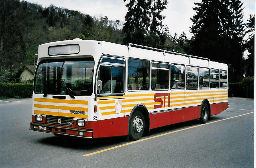 (045'627) - STI Thun - Nr. 25/BE 419'026 - Volvo/R&J (ex SAT Thun Nr. 25) am 7. April 2001 bei der Schiffl�ndte Thun