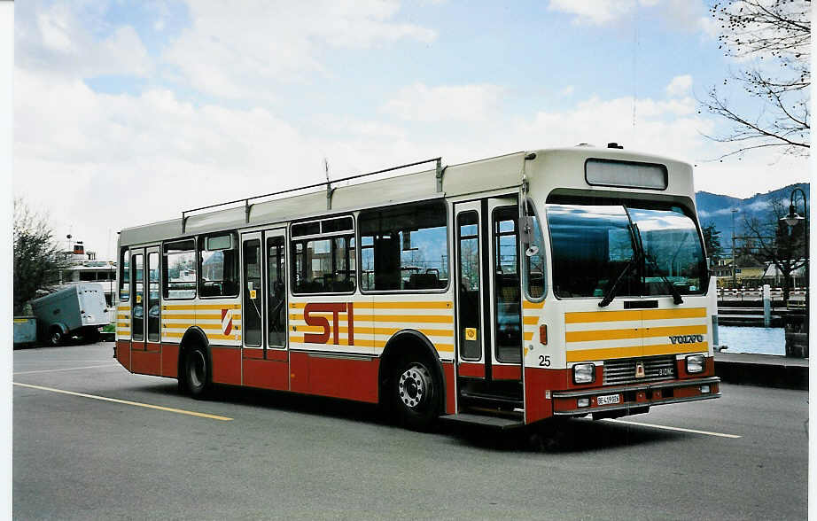 (045'628) - STI Thun - Nr. 25/BE 419'026 - Volvo/R&J (ex SAT Thun Nr. 25) am 7. April 2001 bei der Schiffl�ndte Thun