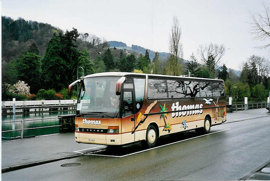 (045'701) - Thomas, Echallens - Nr. E2/VD 1205 - Setra am 9. April 2001 bei der Schiffl�ndte Thun