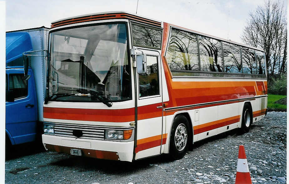 (045'718) - Brunner, Thun - Dr�gm�ller am 13. April 2001 in Thun-Lerchenfeld, Garage