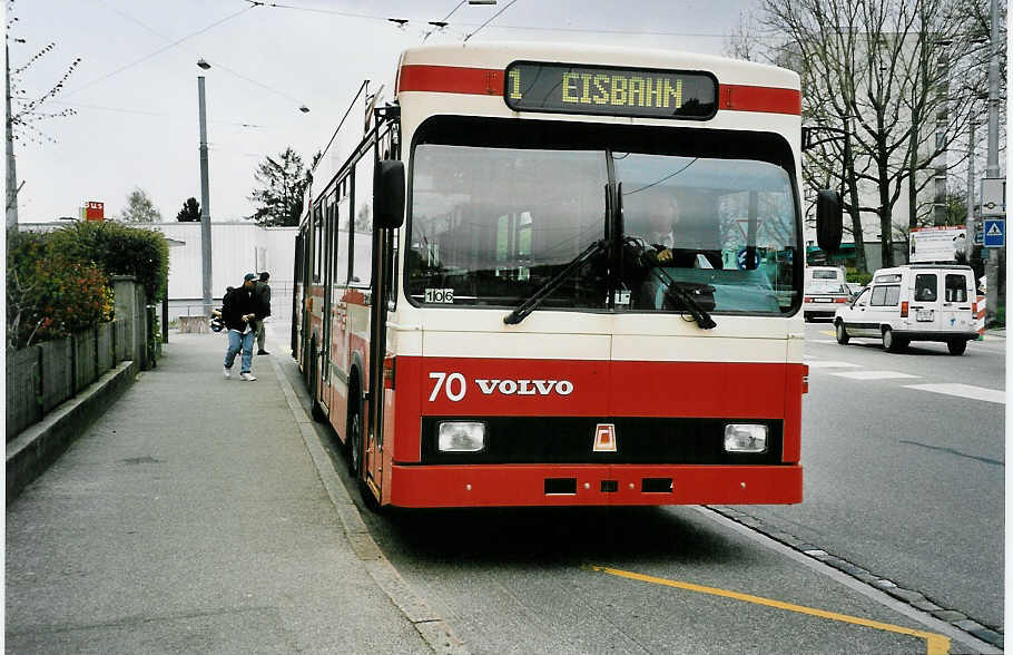 (045'825) - VB Biel - Nr. 70 - Volvo/R&J Gelenktrolleybus am 19. April 2001 in Biel, M�hlestrasse