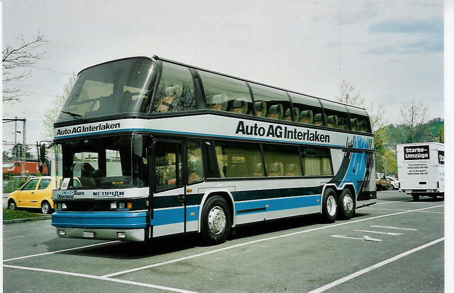 (046'405) - AAGI Interlaken - Nr. 11/BE 472'572 - Neoplan am 1. Mai 2001 in Thun, Seestrasse