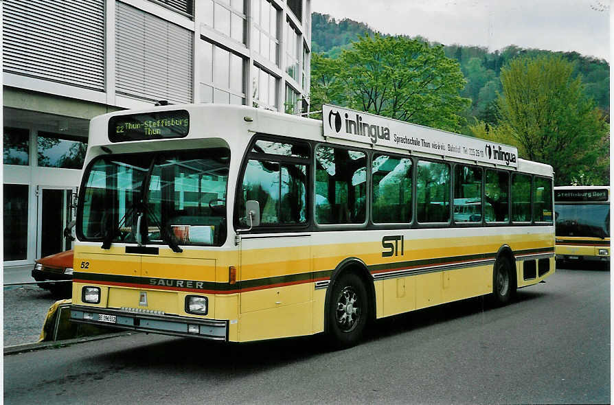 (046'433) - STI Thun - Nr. 52/BE 396'552 - Saurer/R&J am 4. Mai 2001 bei der Schiffl�ndte Thun