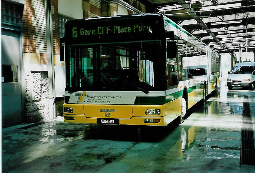 (046'625) - TN Neuch�tel - Nr. 233/NE 25'733 - MAN am 18. Mai 2001 in Neuch�tel, D�p�t