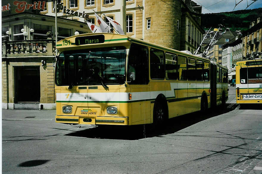 (046'634) - TN Neuch�tel - Nr. 151 - FBW/Hess Gelenktrolleybus (ex Nr. 51) am 18. Mai 2001 in Neuch�tel, Place Pury