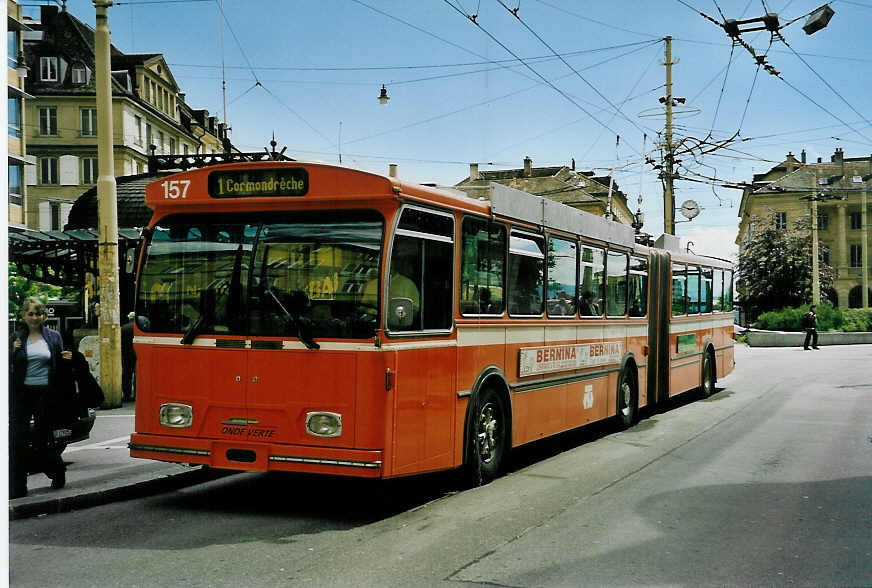 (046'702) - TN Neuch�tel - Nr. 157 - FBW/Hess Gelenktrolleybus (ex Nr. 57) am 18. Mai 2001 in Neuch�tel, Place Pury