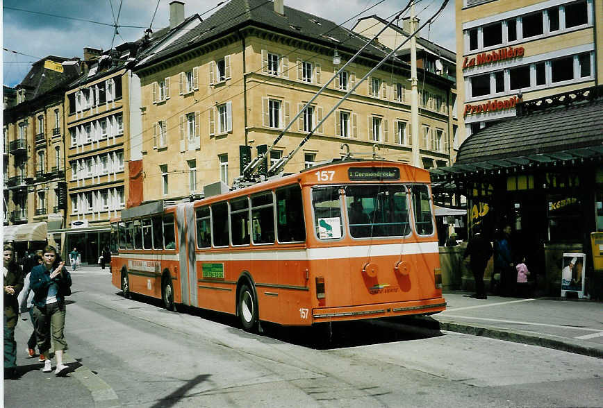 (046'704) - TN Neuch�tel - Nr. 157 - FBW/Hess Gelenktrolleybus (ex Nr. 57) am 18. Mai 2001 in Neuch�tel, Place Pury