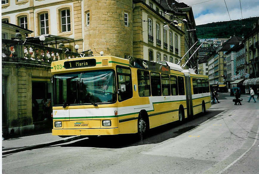 (046'705) - TN Neuch�tel - Nr. 103 - NAW/Hess Gelenktrolleybus am 18. Mai 2001 in Neuch�tel, Place Pury