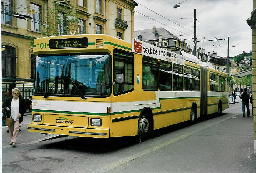 (046'710) - TN Neuch�tel - Nr. 101 - NAW/Hess Gelenktrolleybus am 18. Mai 2001 in Neuch�tel, Place Pury