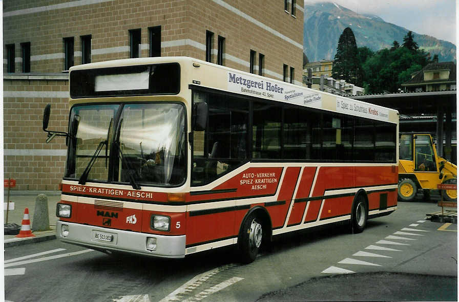(046'909) - ASKA Aeschi - Nr. 5/BE 503'083 - MAN/G�ppel-FHS am 1. Juni 2001 beim Bahnhof Spiez