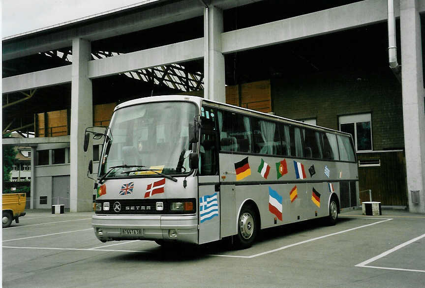 (046'915) - Aus Frankreich: STD du Gard, N�mes - Nr. 6899/8766 TA 30 - Setra am 2. Juni 2001 in Thun, Grabengut