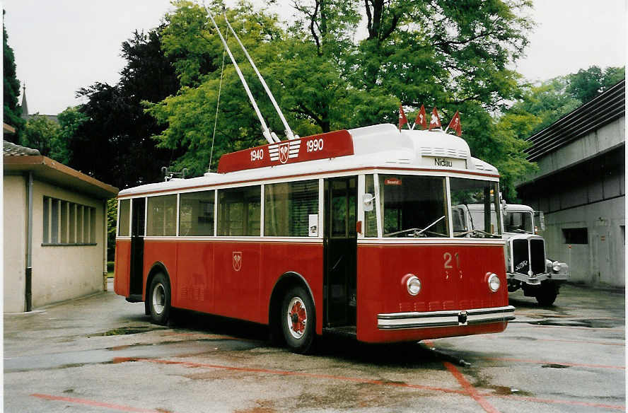 (047'226) - VB Biel - Nr. 21 - Berna/Hess Trolleybus am 16. Juni 2001 in Boudry, D�p�t TN