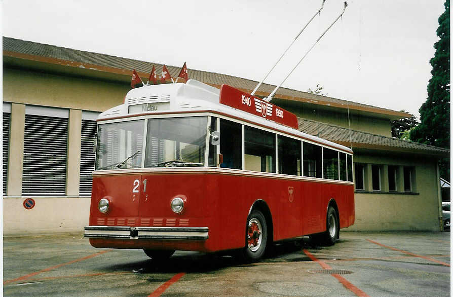 (047'227) - VB Biel - Nr. 21 - Berna/Hess Trolleybus am 16. Juni 2001 in Boudry, D�p�t TN