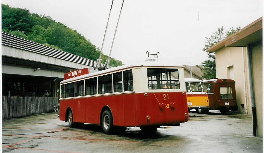 (047'228) - VB Biel - Nr. 21 - Berna/Hess Trolleybus am 16. Juni 2001 in Boudry, D�p�t TN